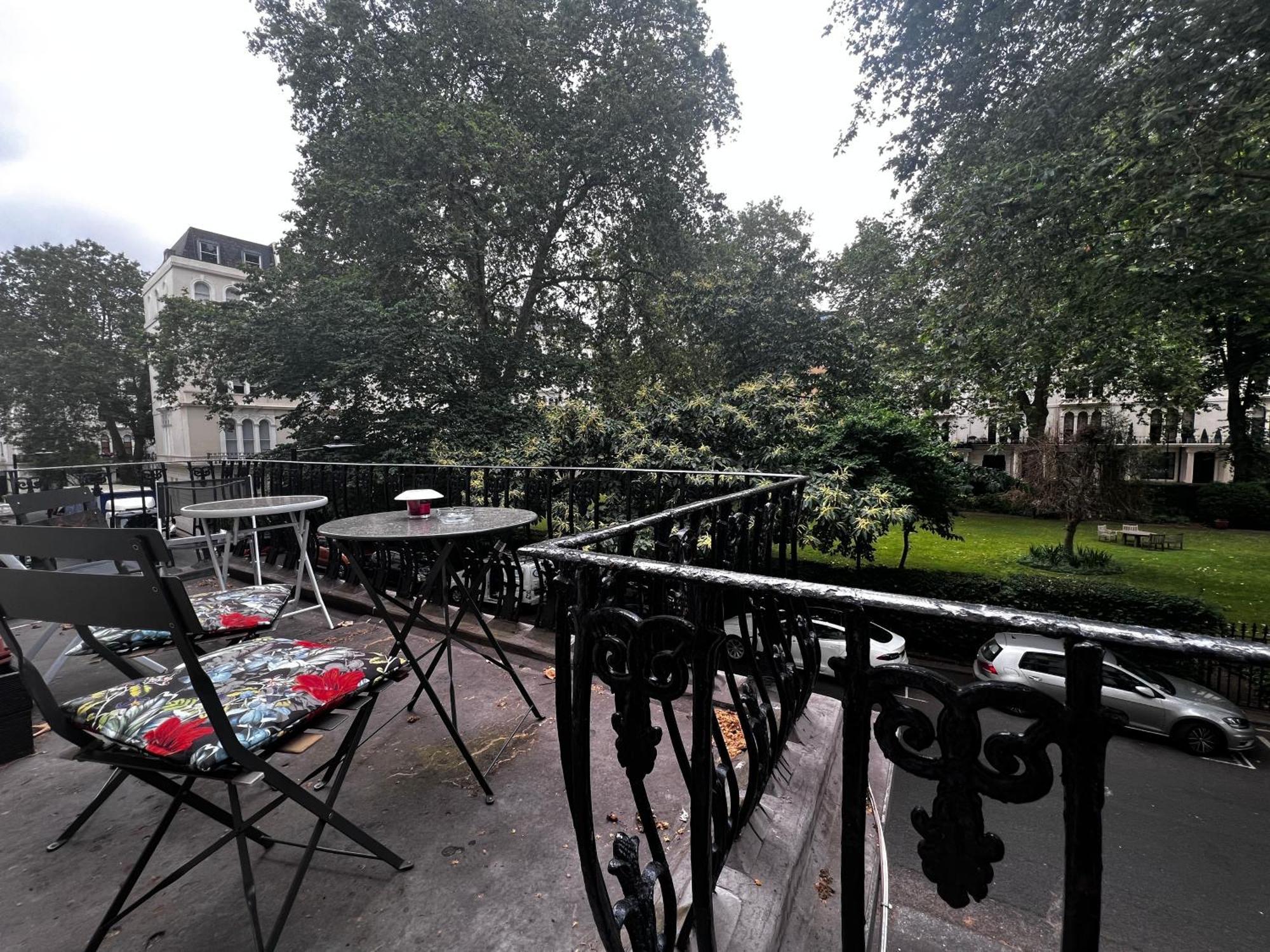 Hyde Park Studio Has Private Balcony With Tranquil Garden View Лондон Экстерьер фото